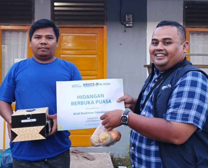 LAZ Al Azhar Salurkan 100 Paket Buka Puasa bagi Penyintas di Huntara Lubuk Buaya